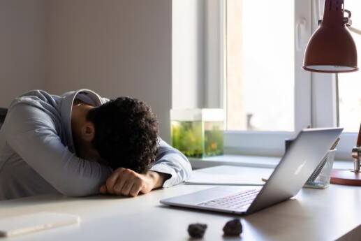 Why is afternoon period between 1-3 pm a biologically challenging time for the body?