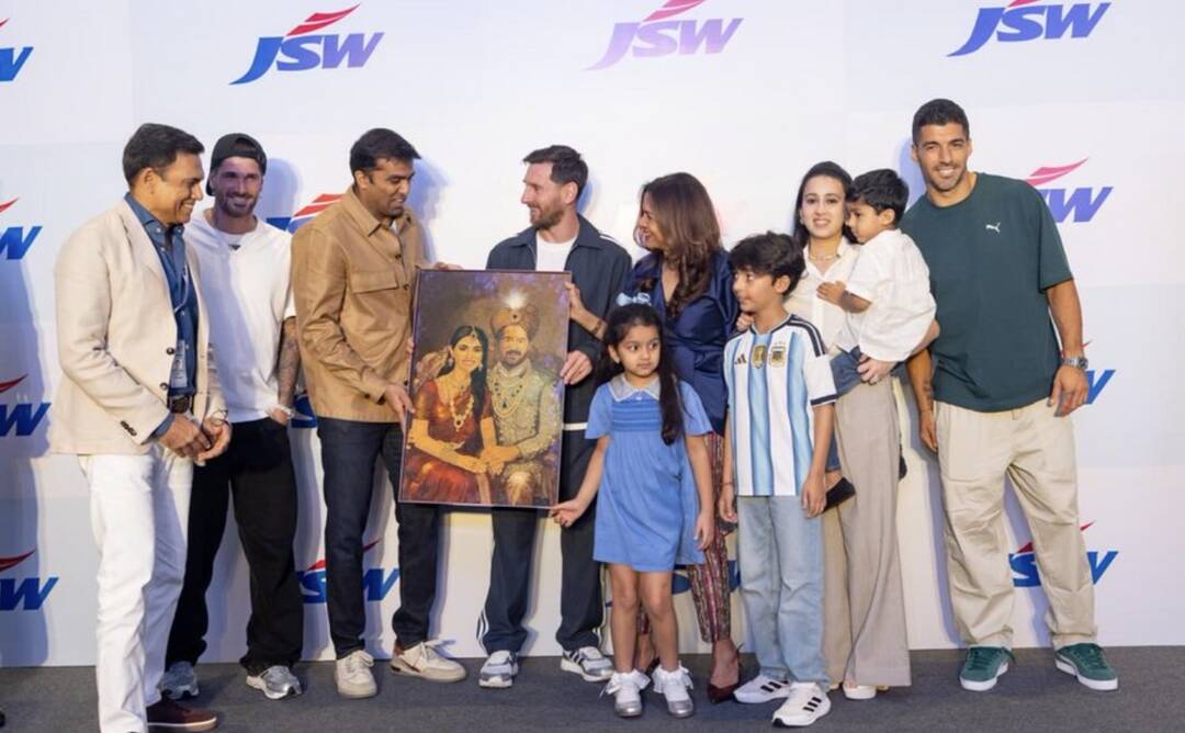 Lionel Messi receives portrait of him and wife in traditional Indian attire from Jindal family