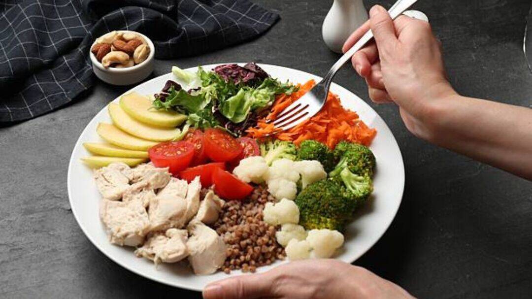 How to build a blood sugar friendly plate for people with diabetes