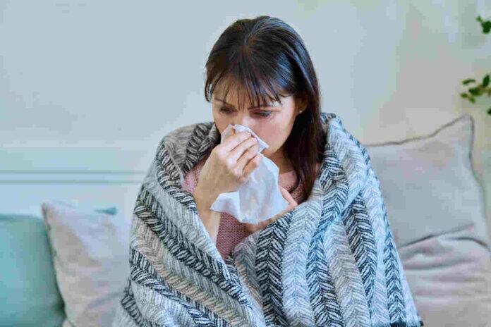 What are the key differences between bronchitis and common cold?