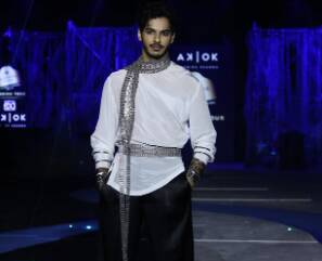 Ishaan Khatter's metallic look at Kolkata show wins praise online