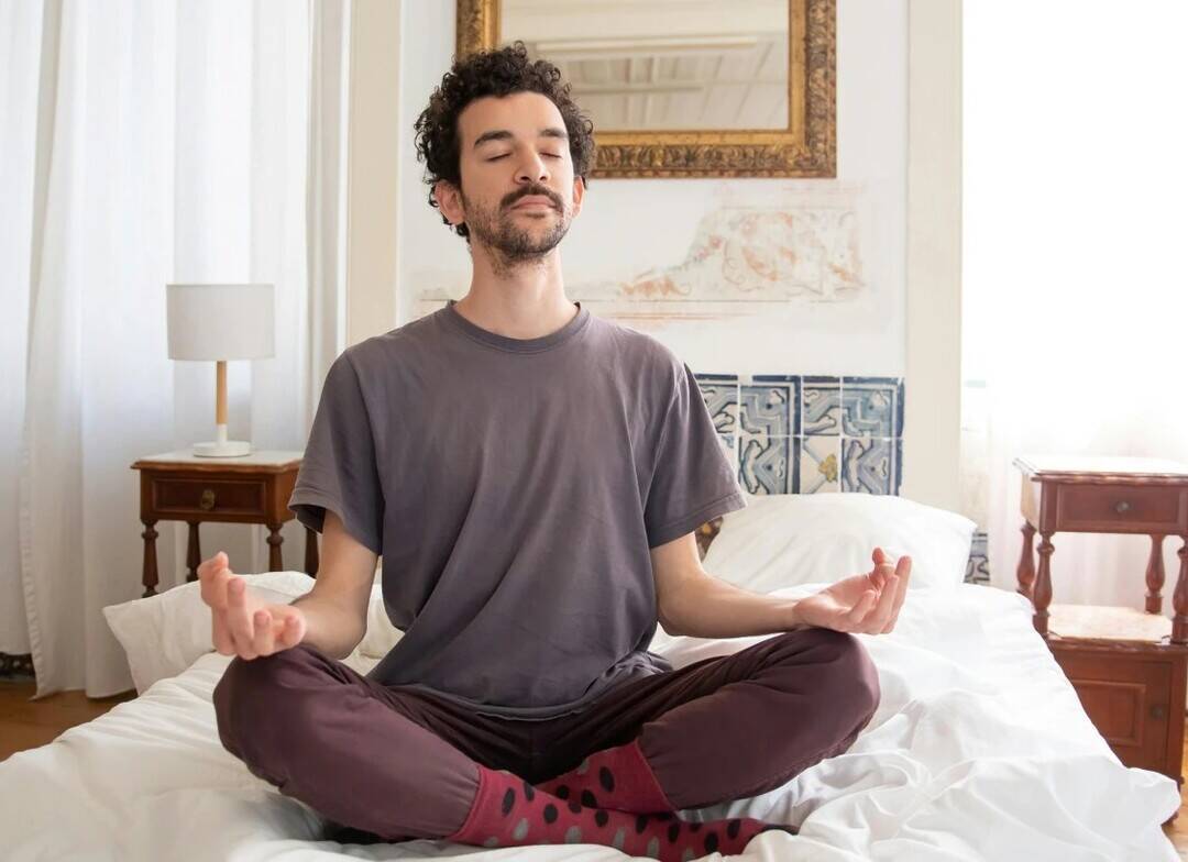 What happens if a person meditates for just 5 minutes daily before sleeping?