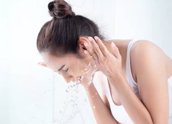 What happens to the face when a person dips it in ice-cold water daily for 15 days?