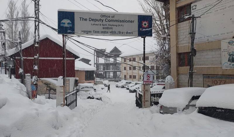 Heavy snowfall paralyses life in Lahaul-Spiti, all roads blocked