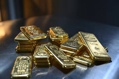 Gold price drops 8% in under 60 minutes, wipes out ₹276,07,965 crore