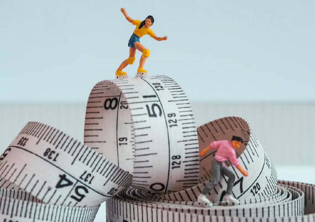 Why raw metrics fail to explain performance