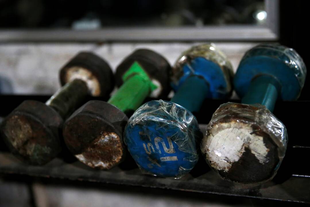 What is 'Farmer's Walk' fitness trend for full-body strength? | 'People with back injury should consult doctor' | Inshorts