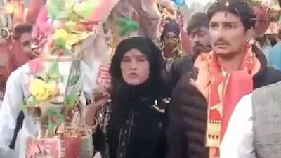 UP's burqa-clad woman completes Kanwar Yatra, performs jalabhishek