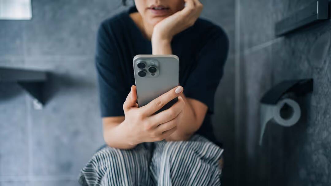 Smartphone use on toilet may increase haemorrhoid risk: Study