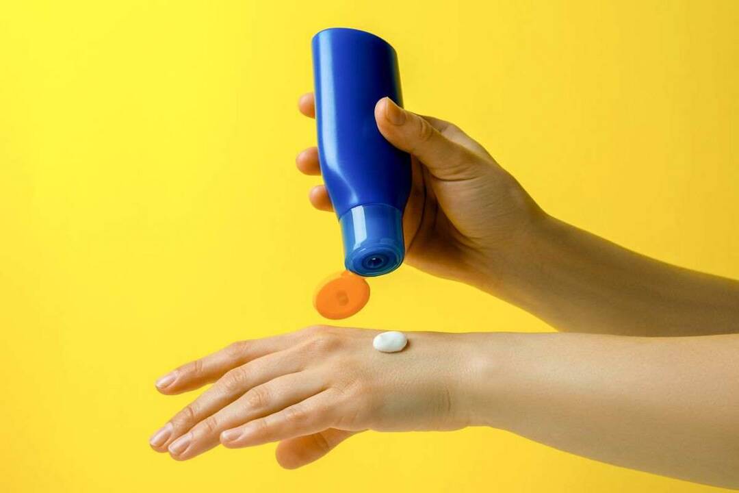 Fact Check: Do sunless tanners alter DNA more than sun?