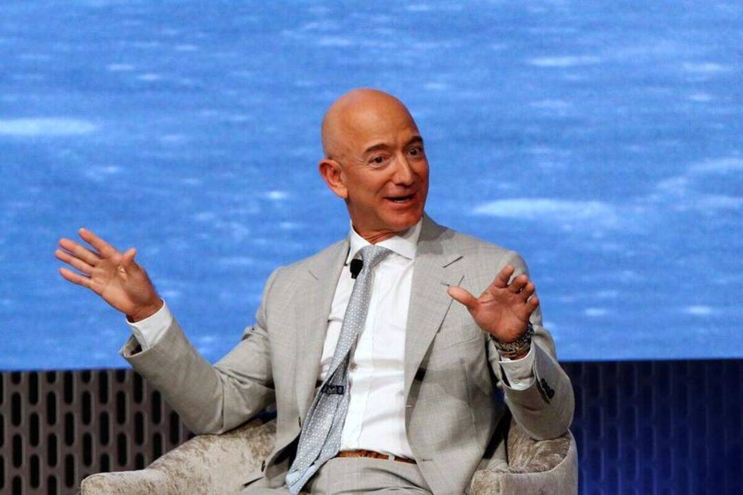 Jeff Bezos' AI lab poaches xAI co-founder from OpenAI: Report | Bezos runs the startup with Vikram Bajaj | Inshorts