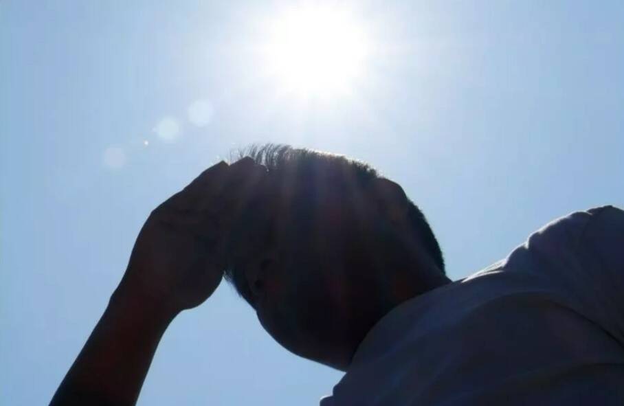 How does workplace heat affect physical and mental health?