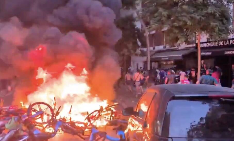 Violence erupts in Paris amid celebrations over PSG's win; fans damage vehicles, loot shops