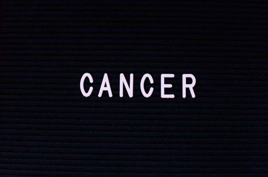 What are the first warning signs of eye cancer?