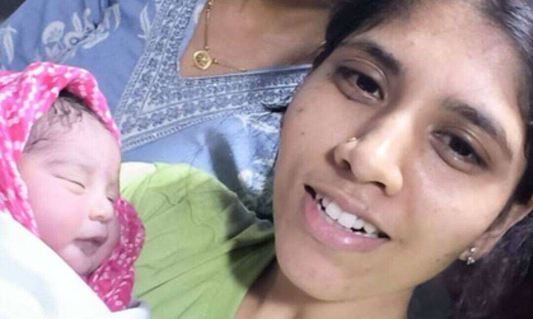 Bombay hospital nurse delivers baby on moving train