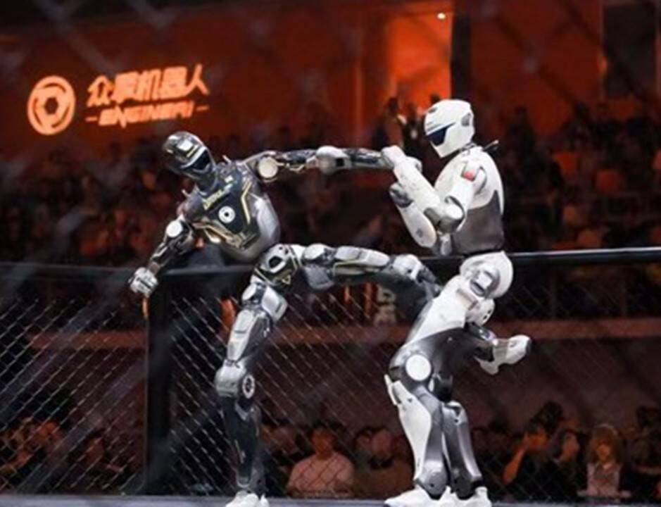 Robot continues fighting with torso after its head snaps off during fighting event
