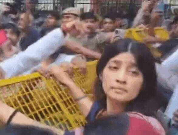 Dimple Yadav detained by police during CJP's Parliament march; Akhilesh Yadav reacts