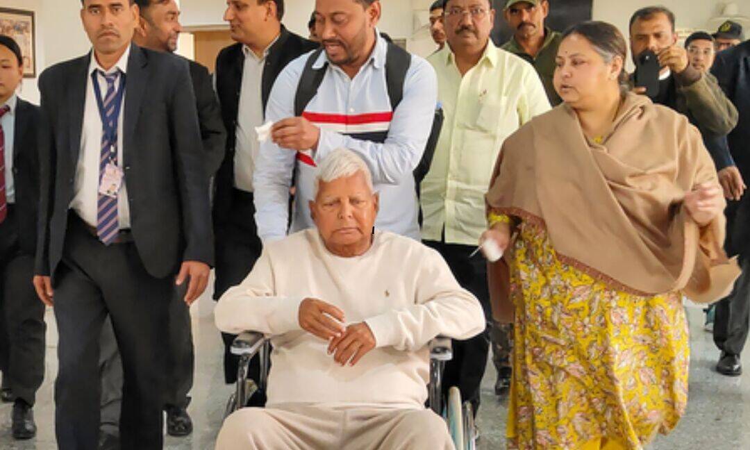 Lalu Yadav leaves for Delhi for further treatment