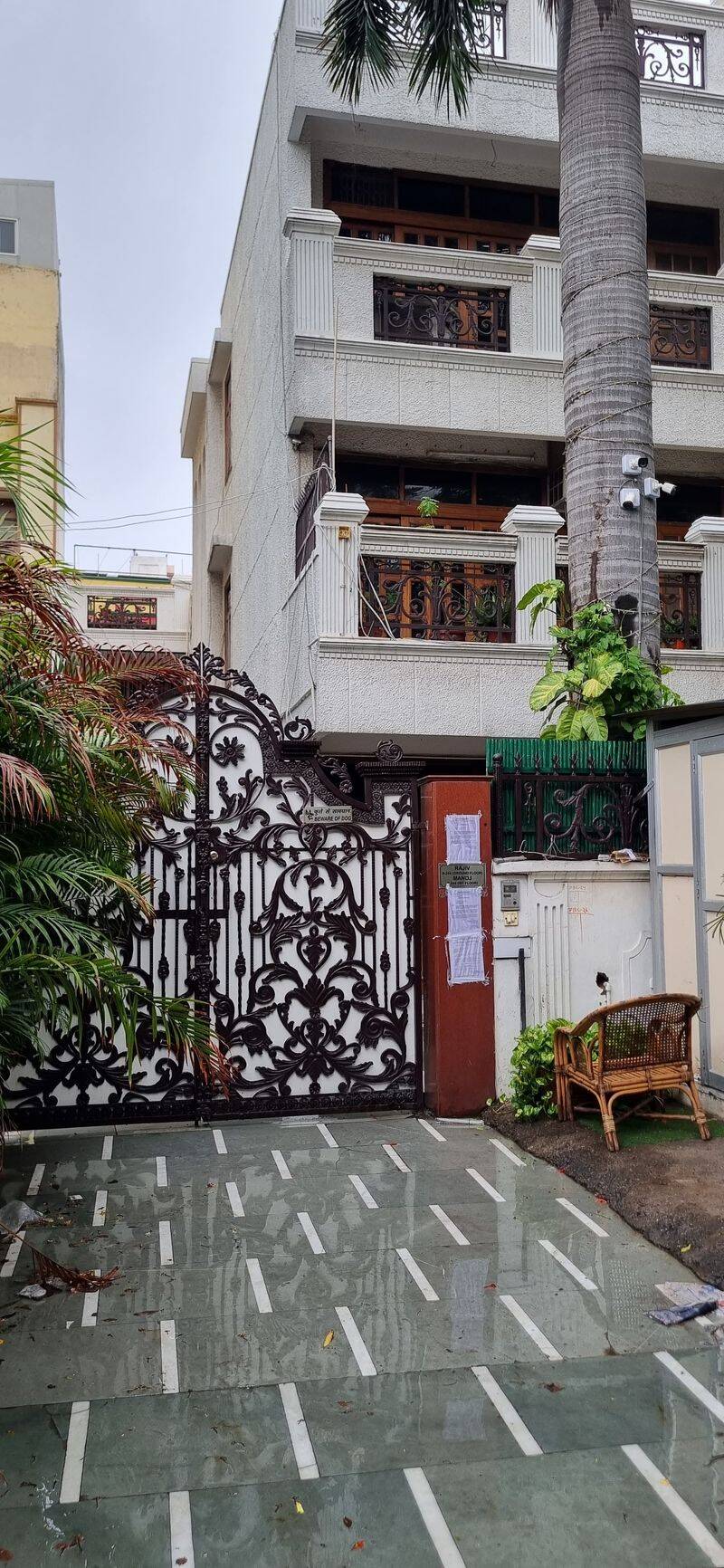 ACB pastes 'wanted' notices at house of Delhi medical scam accused