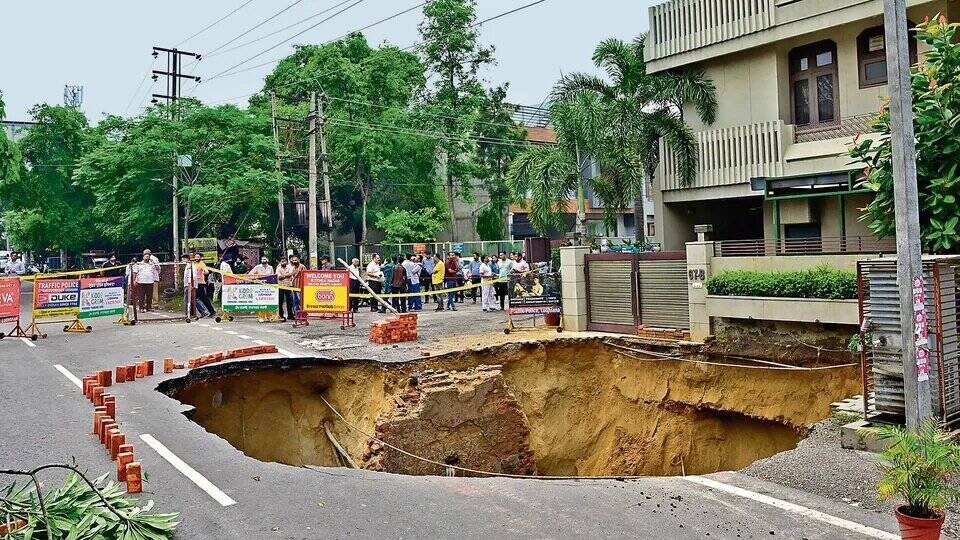 Ludhiana sinkhole opens outside home in Kitchlu Nagar