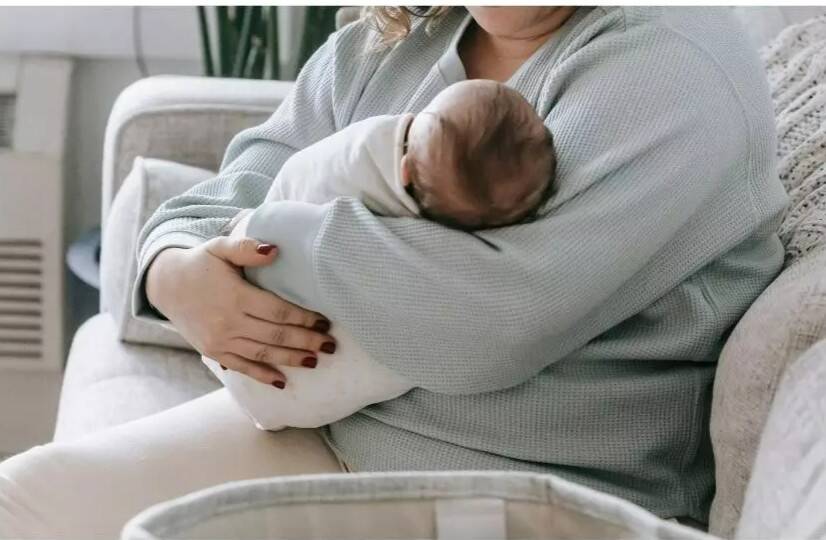 Can breastfeeding mothers safely drink coffee every day?