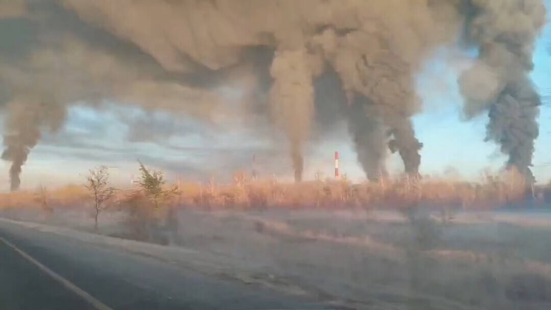 Thick columns of smoke rise from Russian refinery after attack, people call it 'apocalyptic'