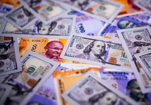Rupee weakens against US dollar in early trade on Wednesday