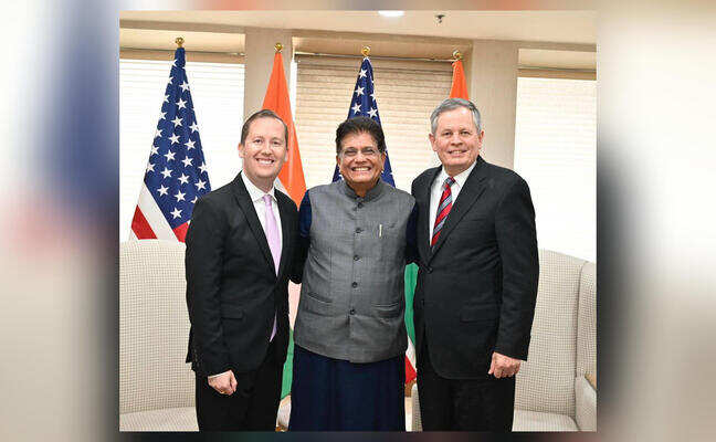 US Ambassador meets Goyal, Senator seeking lower pulse duties accompanies him
