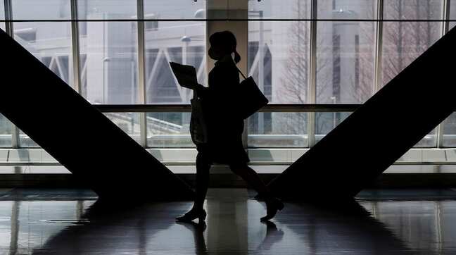 Blue-collar wages grow more than entry-level white-collar jobs' wages in 2025: Report