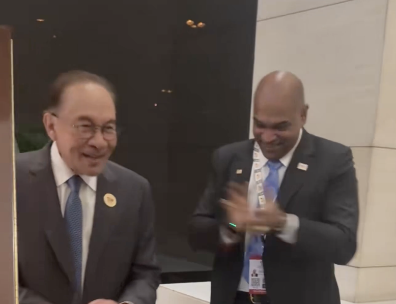Malaysia PM sings Bollywood song from 1965 during visit to India for BRICS Summit; shares video