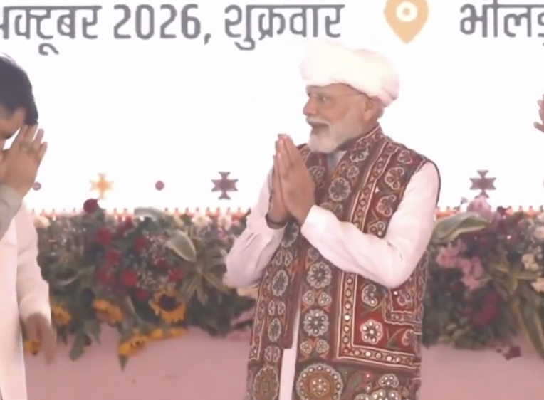 PM Modi takes off his own jacket, wears jacket stitched by local women at Gujarat event