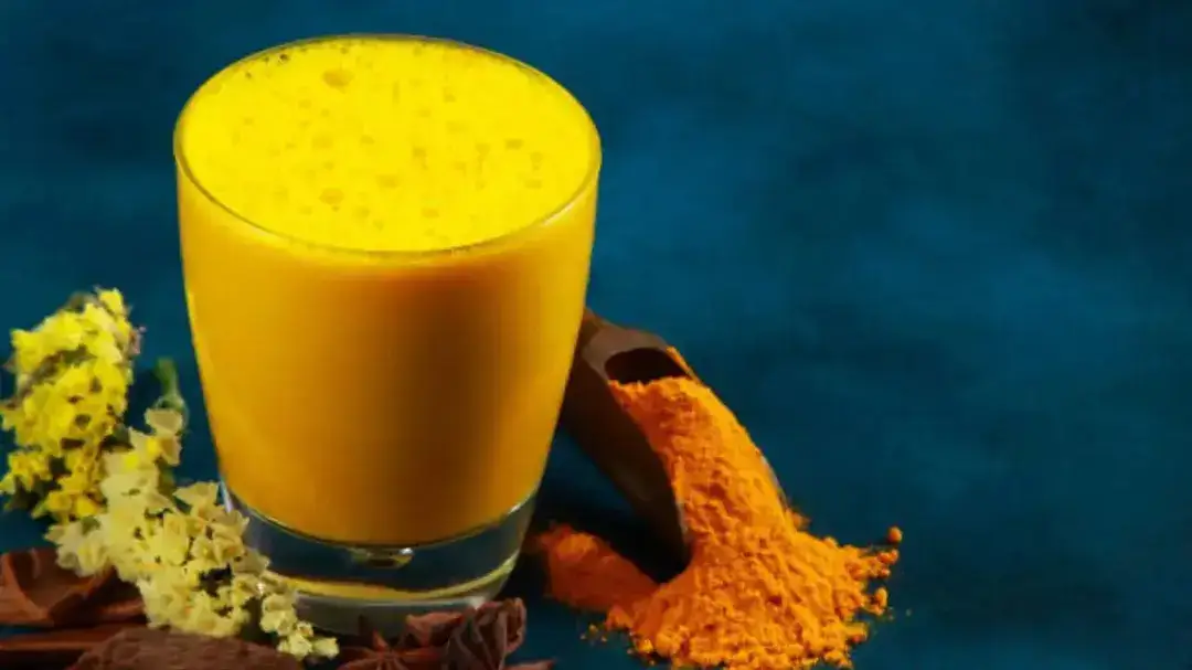 What happens if a person drinks turmeric milk every day in winters?