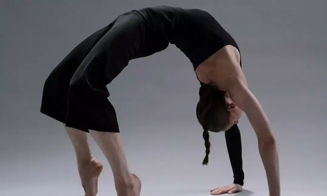 Ardha Chakrasana may help reduce side fat and improve flexibility
